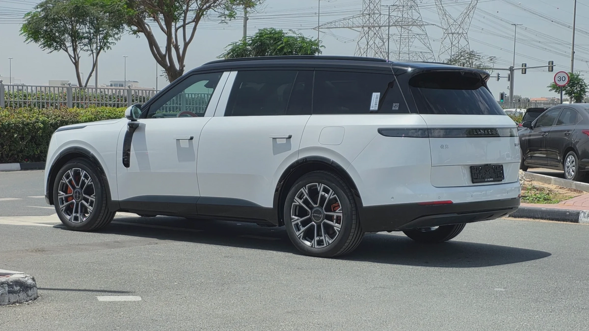 Lynk & Co 900 (White)-13-13