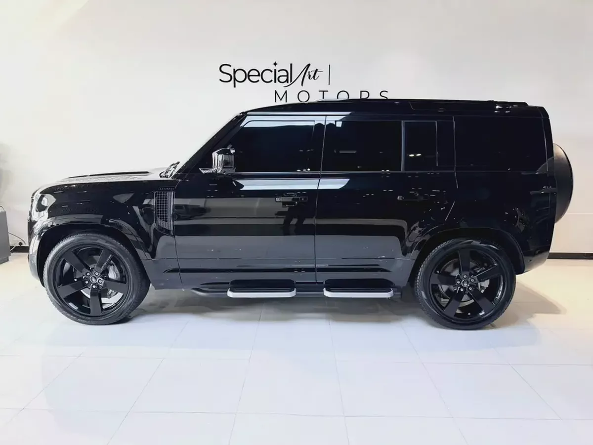 Land Rover Defender 110 HSE P400 - 2025 - GCC Specs - 26,000KM Only-2-2