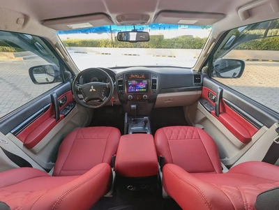 MITSUBISHI PAJERO 2015 GCC GLS MID OPTION IN EXCELLENT CONDITION-2