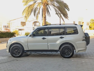 MITSUBISHI PAJERO 2015 GCC GLS MID OPTION IN EXCELLENT CONDITION-15