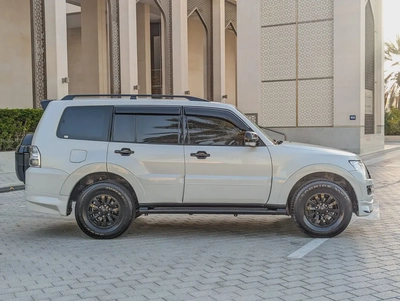 MITSUBISHI PAJERO 2015 GCC GLS MID OPTION IN EXCELLENT CONDITION-16
