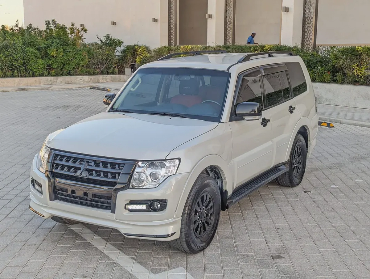 MITSUBISHI PAJERO 2015 GCC GLS MID OPTION IN EXCELLENT CONDITION-1-1