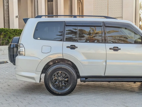 MITSUBISHI PAJERO 2015 GCC GLS MID OPTION IN EXCELLENT CONDITION