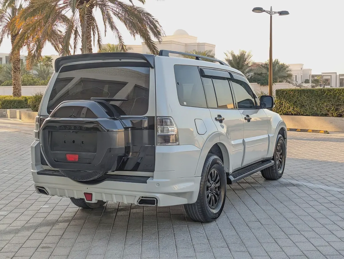 MITSUBISHI PAJERO 2015 GCC GLS MID OPTION IN EXCELLENT CONDITION-13-13