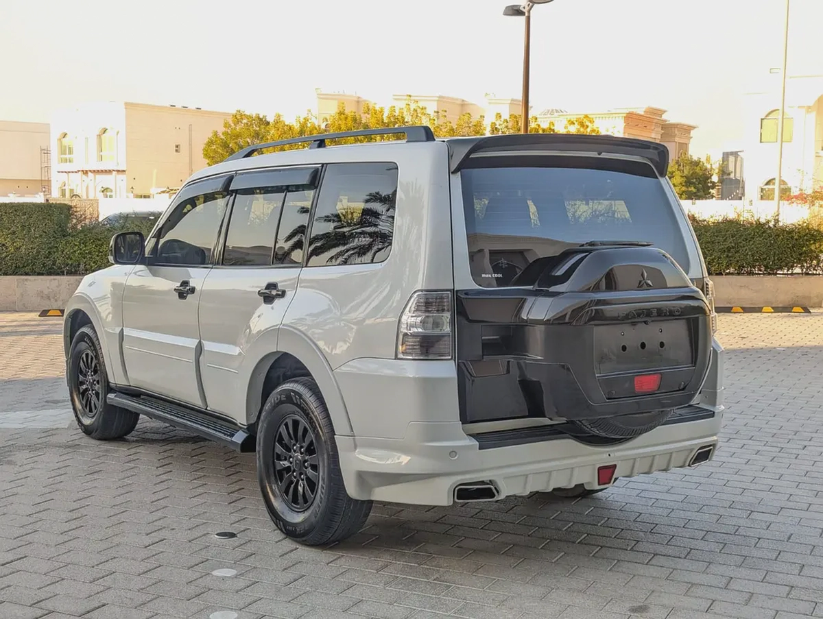 MITSUBISHI PAJERO 2015 GCC GLS MID OPTION IN EXCELLENT CONDITION-14-14