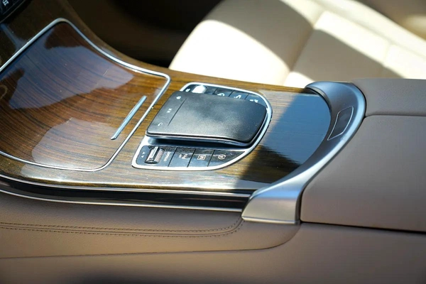 Mercedes-Benz GLC 300 4MATIC 2020 - American Specs