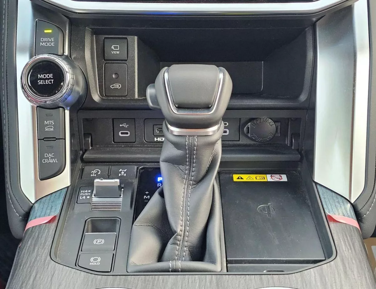 Toyota Land Cruiser VXR TOYOTA LANDCRUISER LC300 VXR TWIN TURBO AURO KIT FULL OPTION SA PETROL AT 3.5L V6 4WD (CODE # VXRSAA-20-0