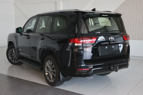 Toyota Land Cruiser 2023 GXR - GCC Specs - Low Mileage 47000km-Excellent condition