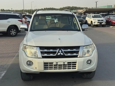 Mitsubshi pajero 2014 fullopshin white color GCC calen car-0