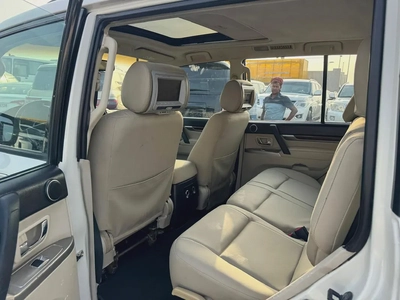 Mitsubshi pajero 2014 fullopshin white color GCC calen car-3