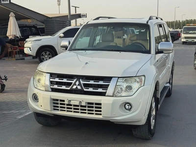 Mitsubshi pajero 2014 fullopshin white color GCC calen car-4