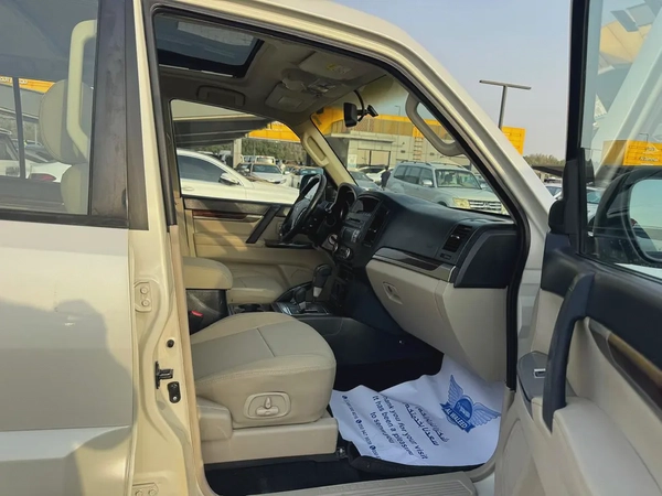 Mitsubshi pajero 2014 fullopshin white color GCC calen car
