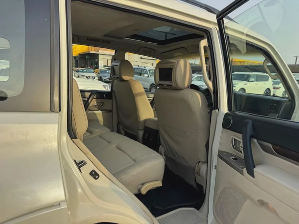 Mitsubshi pajero 2014 fullopshin white color GCC calen car