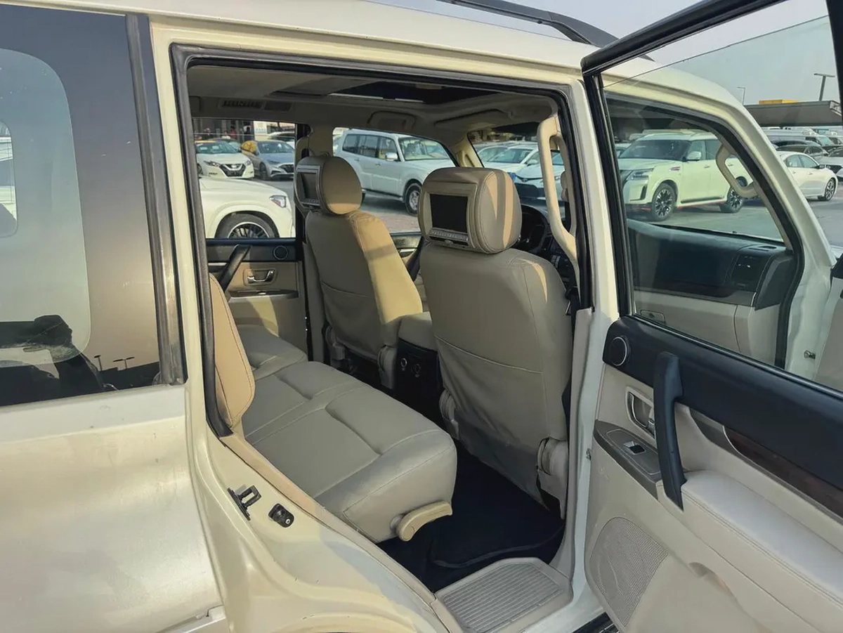 Mitsubshi pajero 2014 fullopshin white color GCC calen car-11-11
