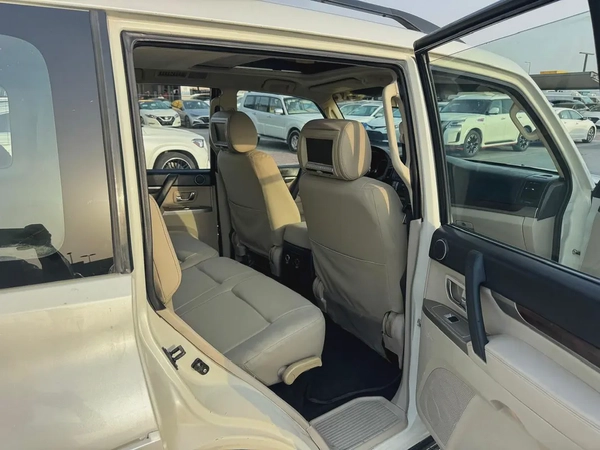 Mitsubshi pajero 2014 fullopshin white color GCC calen car