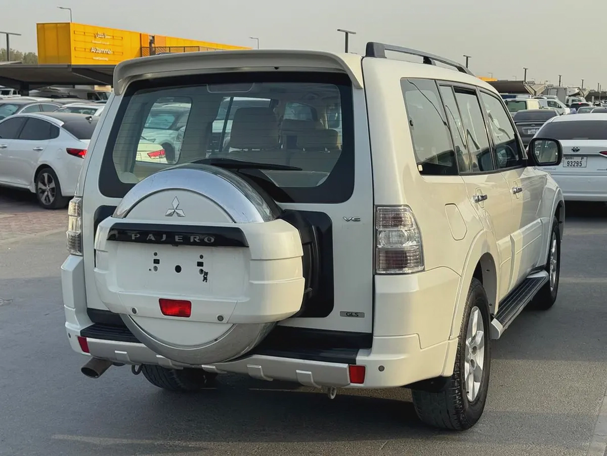 Mitsubshi pajero 2014 fullopshin white color GCC calen car-12-12