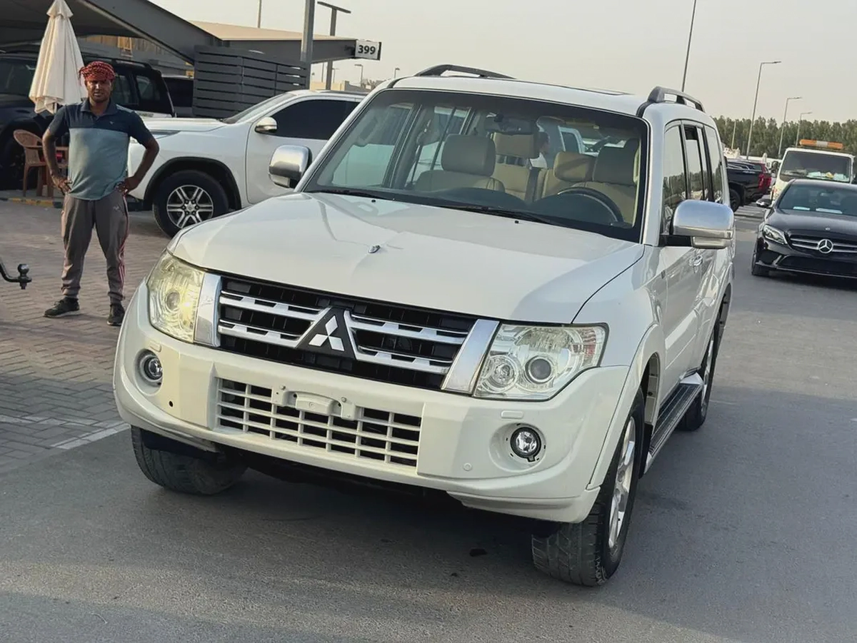 Mitsubshi pajero 2014 fullopshin white color GCC calen car-1-1