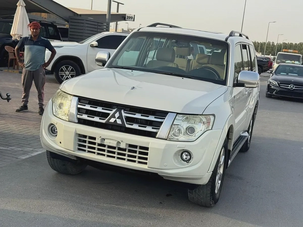 Mitsubshi pajero 2014 fullopshin white color GCC calen car