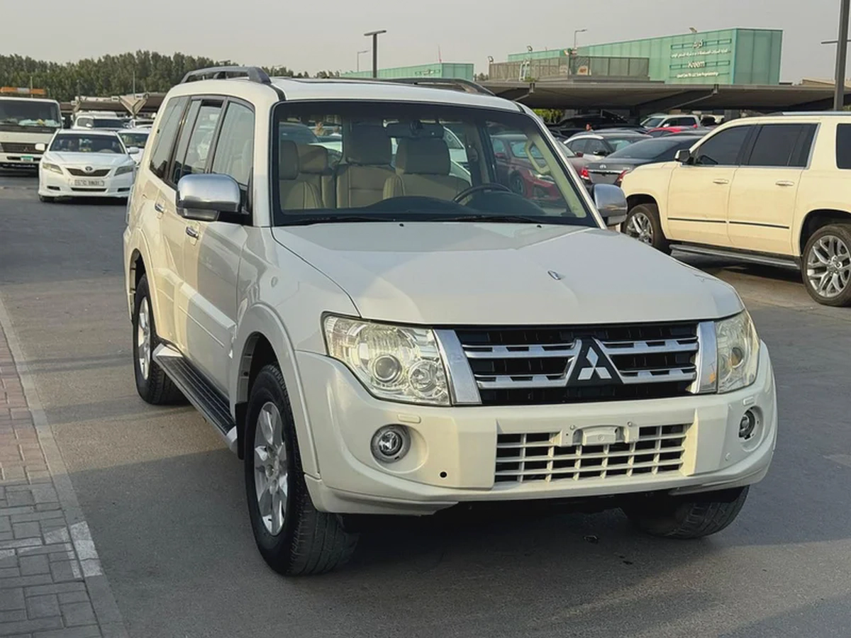 Mitsubshi pajero 2014 fullopshin white color GCC calen car-2-2