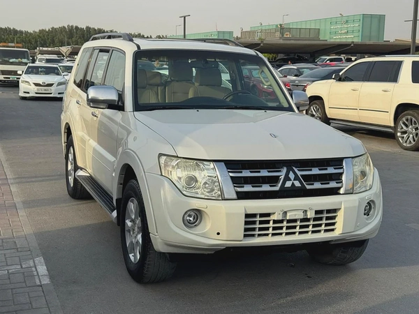 Mitsubshi pajero 2014 fullopshin white color GCC calen car