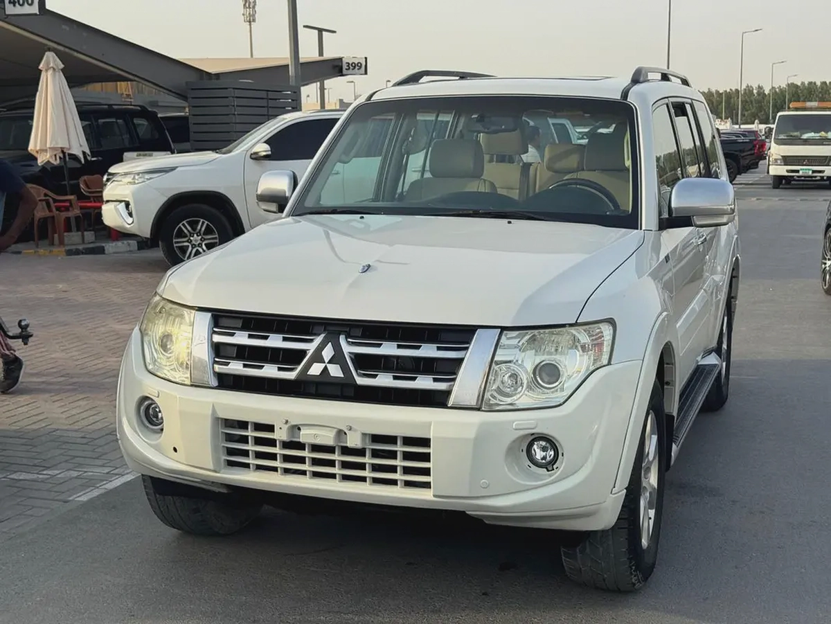 Mitsubshi pajero 2014 fullopshin white color GCC calen car-4-4