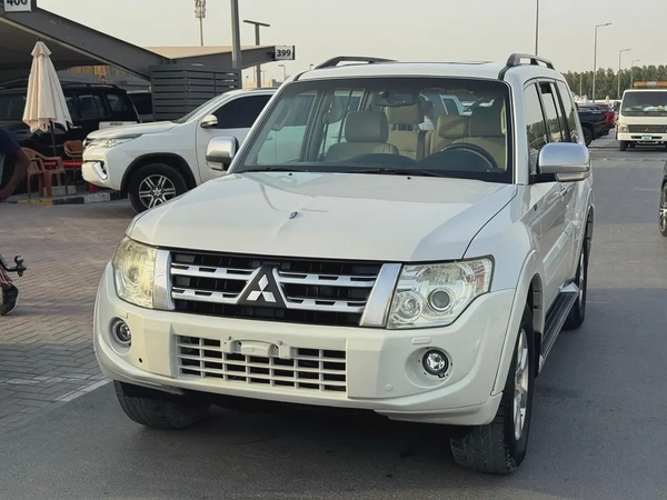 Mitsubshi pajero 2014 fullopshin white color GCC calen car
