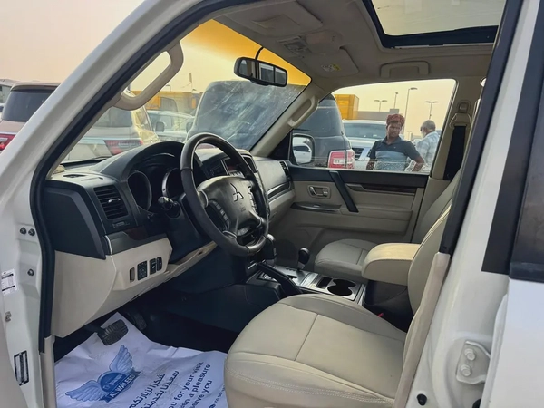 Mitsubshi pajero 2014 fullopshin white color GCC calen car