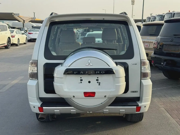 Mitsubshi pajero 2014 fullopshin white color GCC calen car