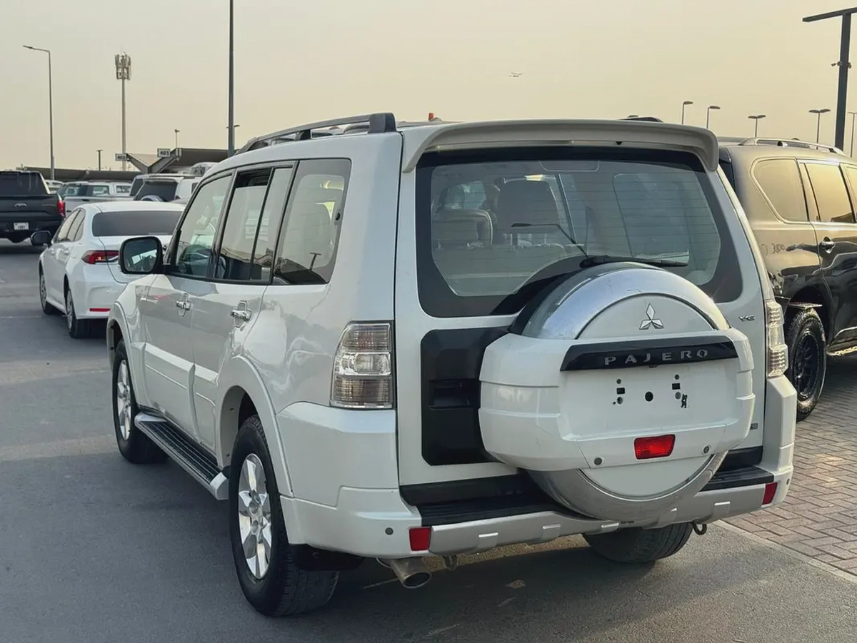 Mitsubshi pajero 2014 fullopshin white color GCC calen car-7-7
