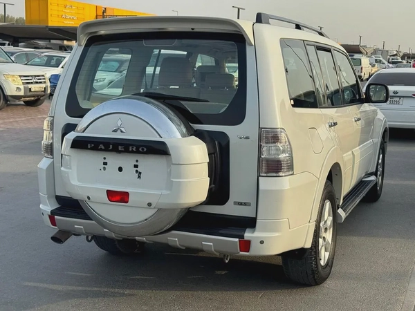 Mitsubshi pajero 2014 fullopshin white color GCC calen car