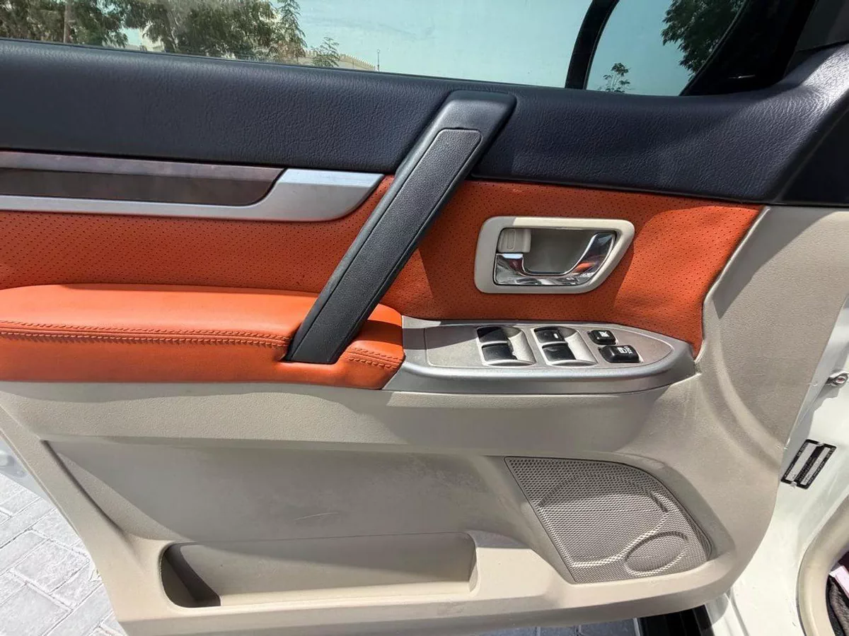 Mitsubishi Pajero  3.5L Petrol | RockFord System | Sunroof-14-0