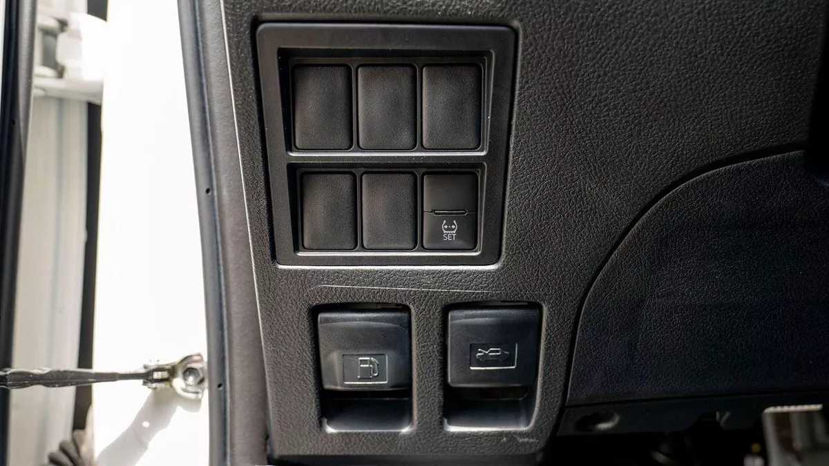 Toyota Hilux GLX AT 2.7 MID OPTION-19-0