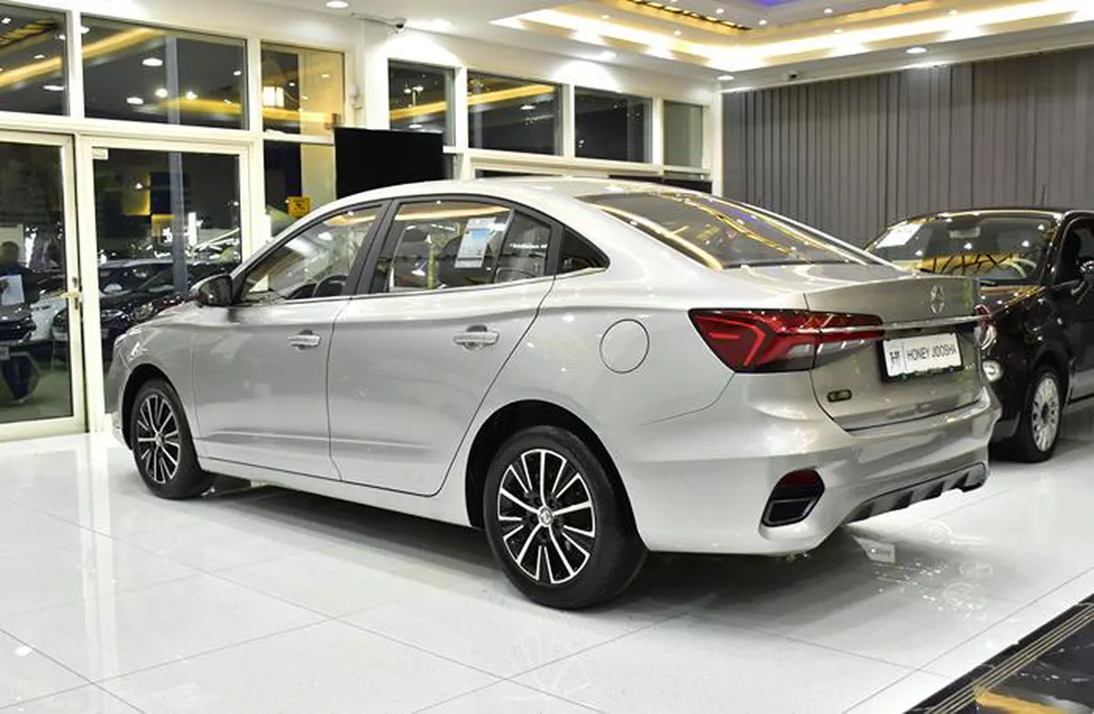 MG 5 ( 2025 Model ) in Silver Color GCC Specs-2-2