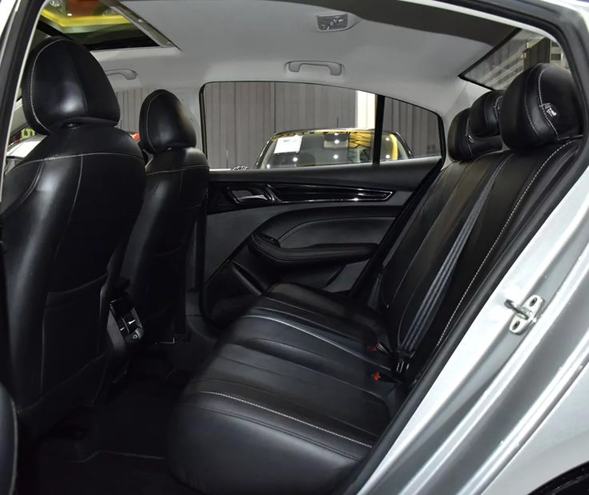 MG 5 ( 2025 Model ) in Silver Color GCC Specs-3-3