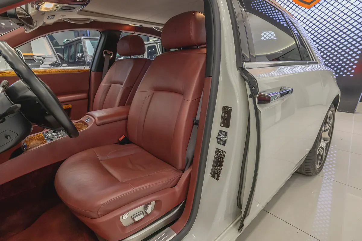 2010 | Rolls Royce Ghost -  GCC Specs Emirates | Super Mint Condition | NO Accident | Low Milage-11-11