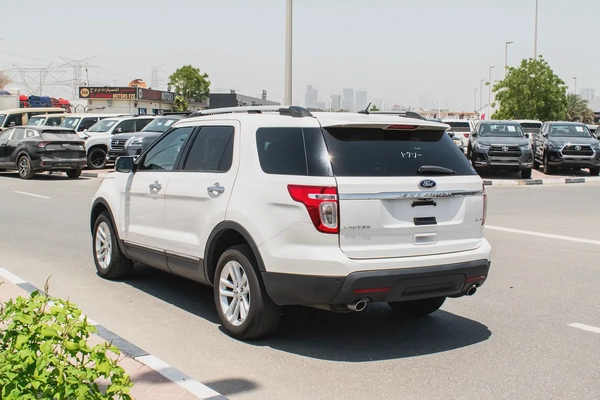 2015 - FORD EXPLORER - SUPER CLEAN - ONLY 94,000 KM