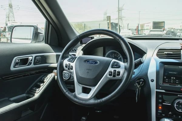 2015 - FORD EXPLORER - SUPER CLEAN - ONLY 94,000 KM