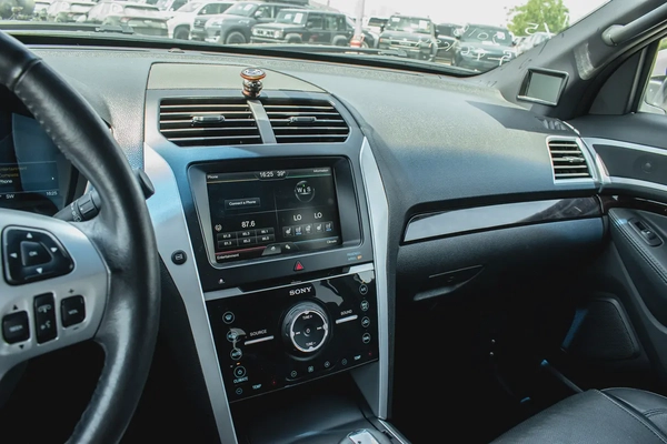 2015 - FORD EXPLORER - SUPER CLEAN - ONLY 94,000 KM