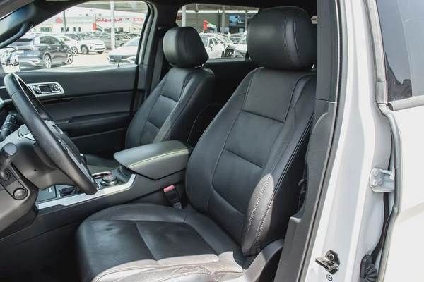 2015 - FORD EXPLORER - SUPER CLEAN - ONLY 94,000 KM