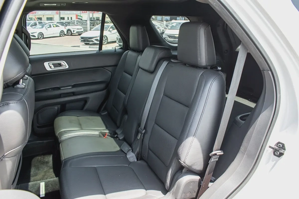 2015 - FORD EXPLORER - SUPER CLEAN - ONLY 94,000 KM