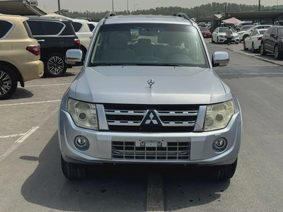 Mitsubshi pajero 2013 fullopshin silver color GCC Calen xar-0
