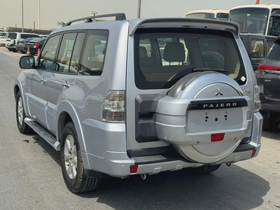 Mitsubshi pajero 2013 fullopshin silver color GCC Calen xar-9