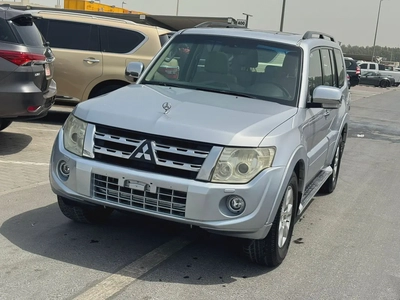 Mitsubshi pajero 2013 fullopshin silver color GCC Calen xar-2