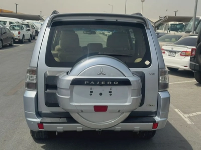 Mitsubshi pajero 2013 fullopshin silver color GCC Calen xar-5