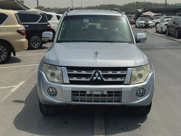 Mitsubshi pajero 2013 fullopshin silver color GCC Calen xar
