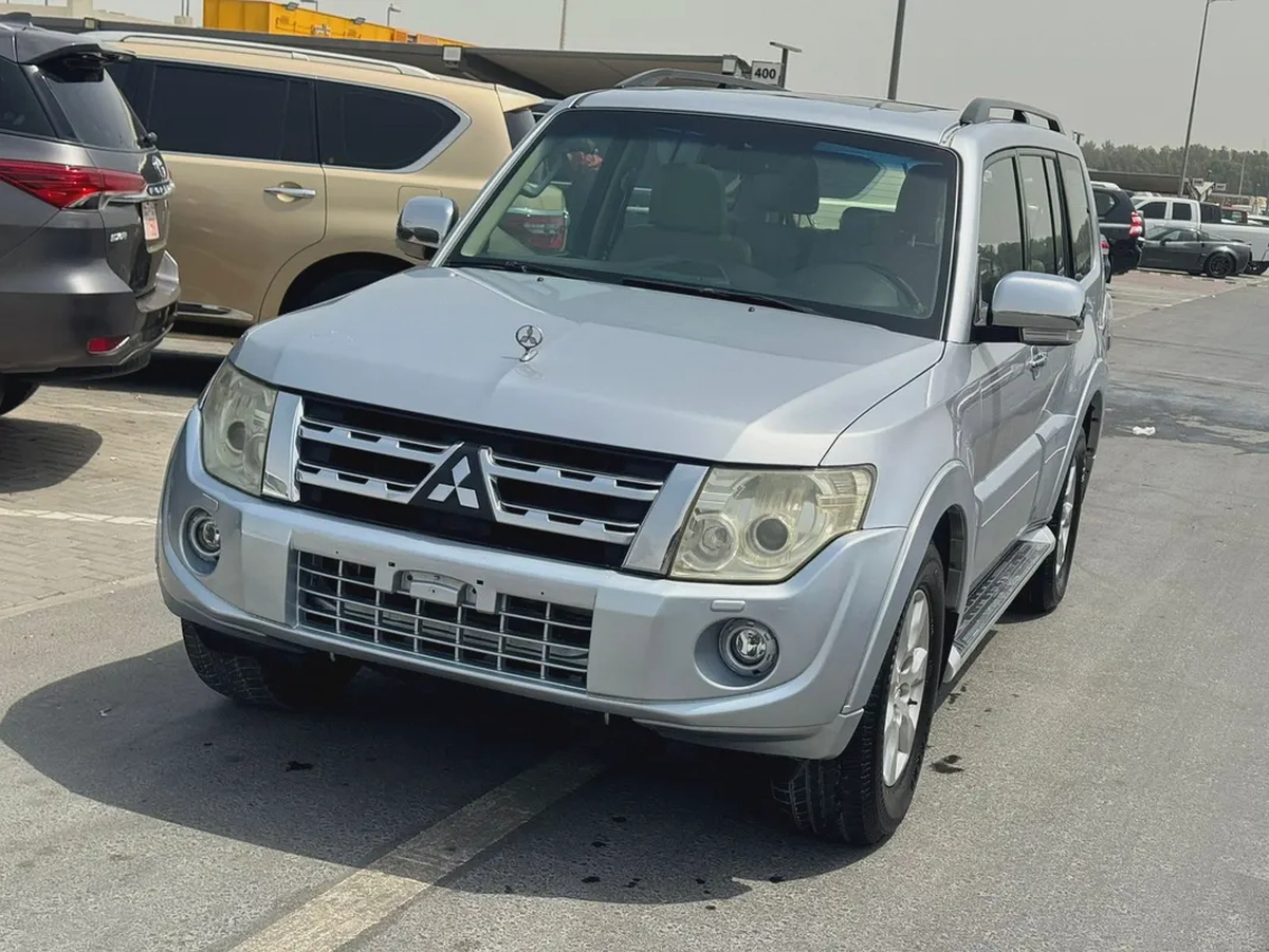 Mitsubshi pajero 2013 fullopshin silver color GCC Calen xar-2-2