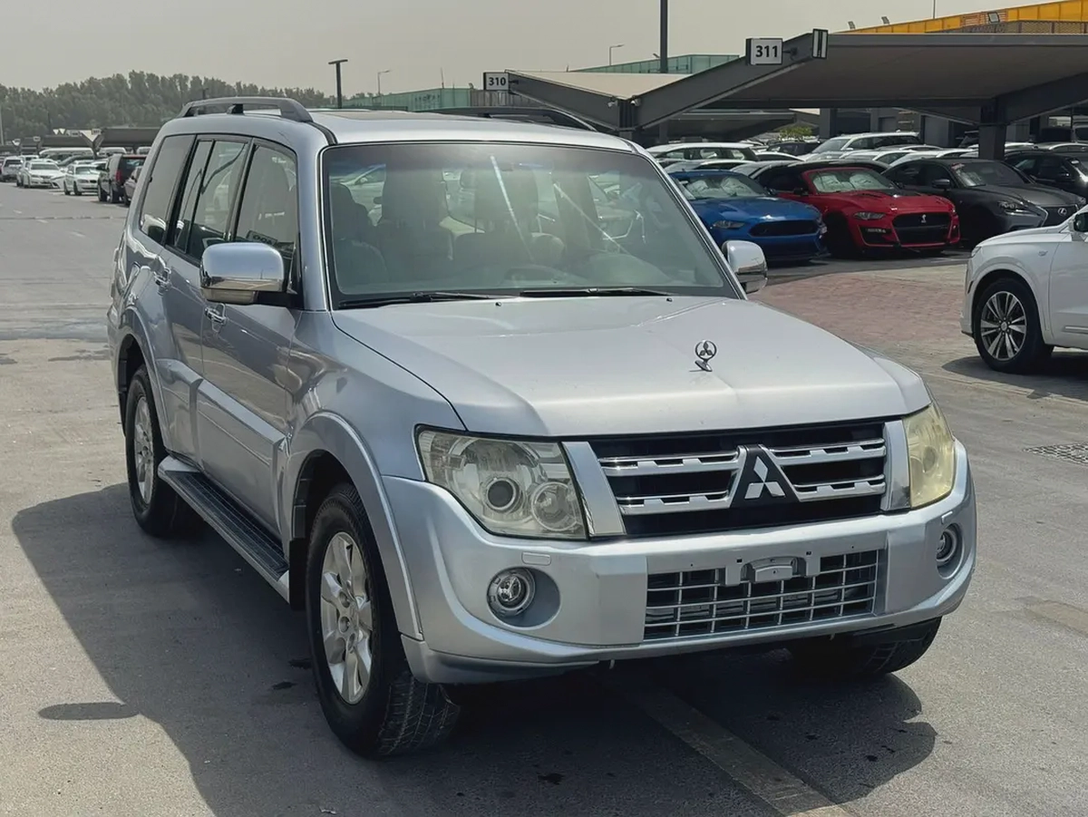 Mitsubshi pajero 2013 fullopshin silver color GCC Calen xar-3-3