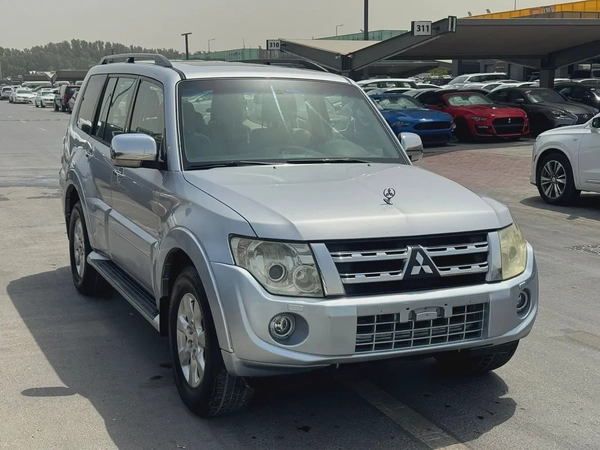 Mitsubshi pajero 2013 fullopshin silver color GCC Calen xar
