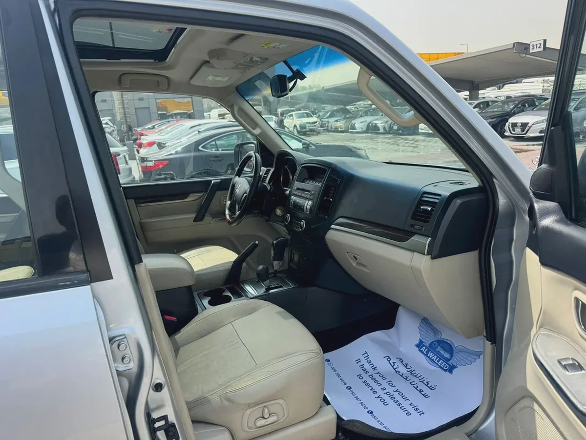Mitsubshi pajero 2013 fullopshin silver color GCC Calen xar-6-6