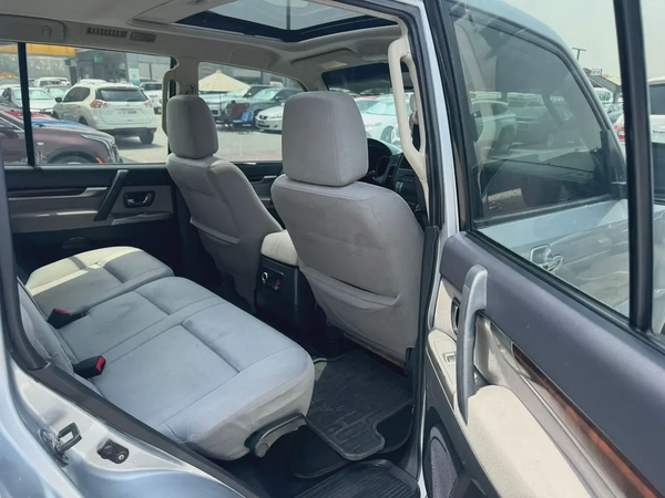 Mitsubshi pajero 2014 silver color fullopshin